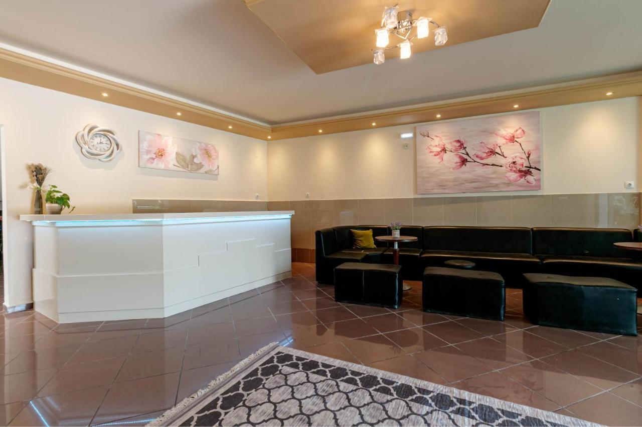 Porto Marina Aparthotel Гоувия Экстерьер фото